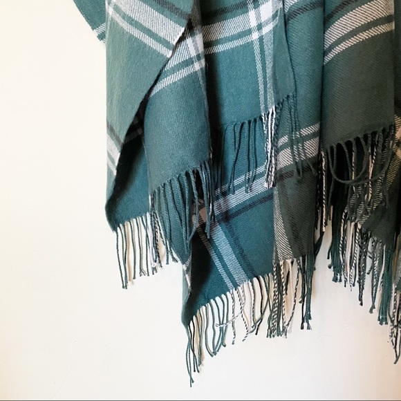 Lane Bryant Green Plaid Fringe Flannel Scarf Wrap Poncho - Picture 5 of 9